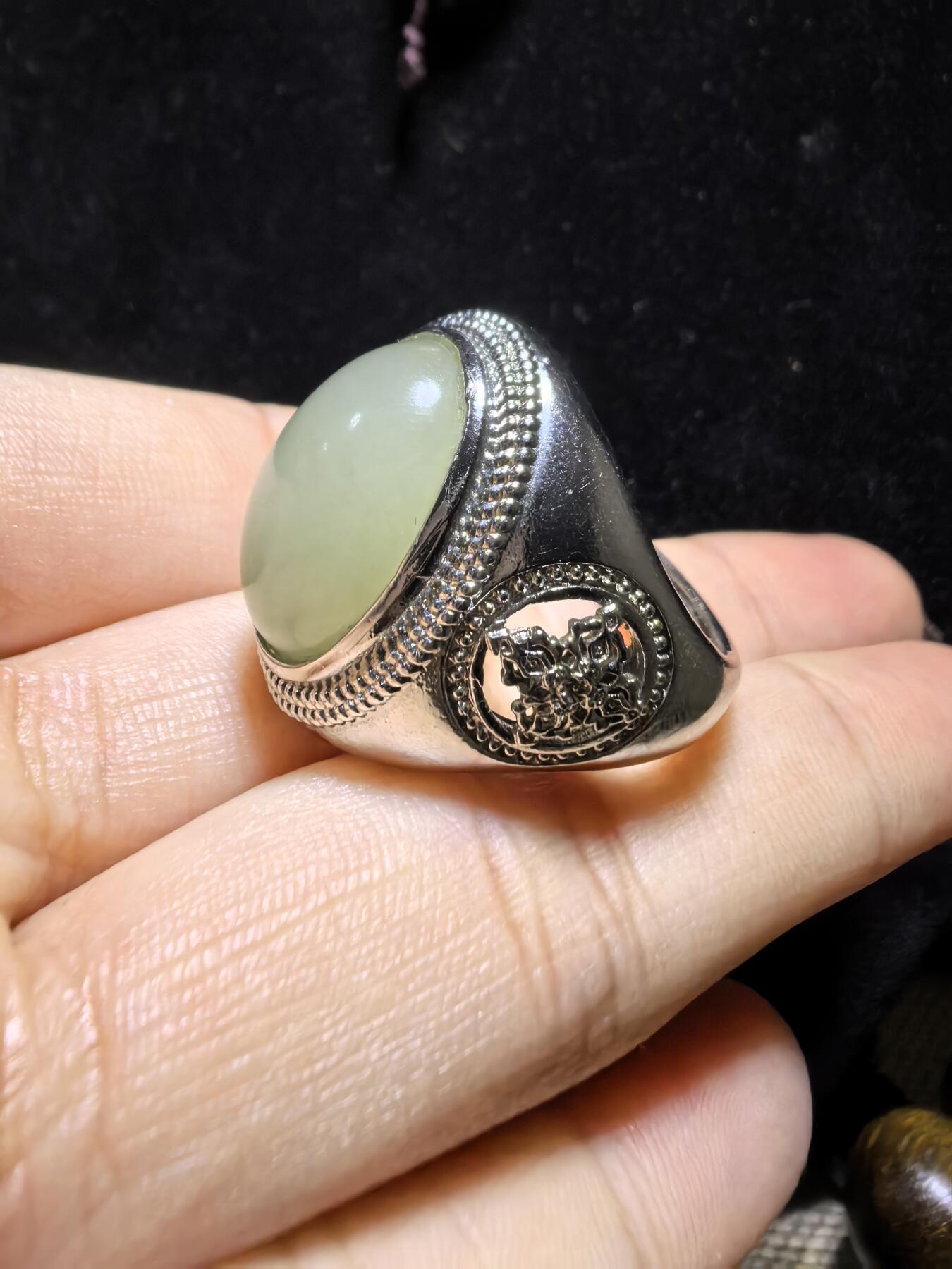 和田玉男款戒指，玉质温润细腻有光泽，油油糯糯丝滑感，大气饱满，裸石1.5cm*2.0cm霸气外露，纯银镂空镶嵌指圈可调节。