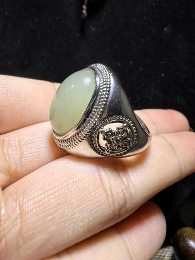 和田玉男款戒指，玉质温润细腻有光泽，油油糯糯丝滑感，大气饱满，裸石1.5cm*2.0cm霸气外露，纯银镂空镶嵌指圈可调节。