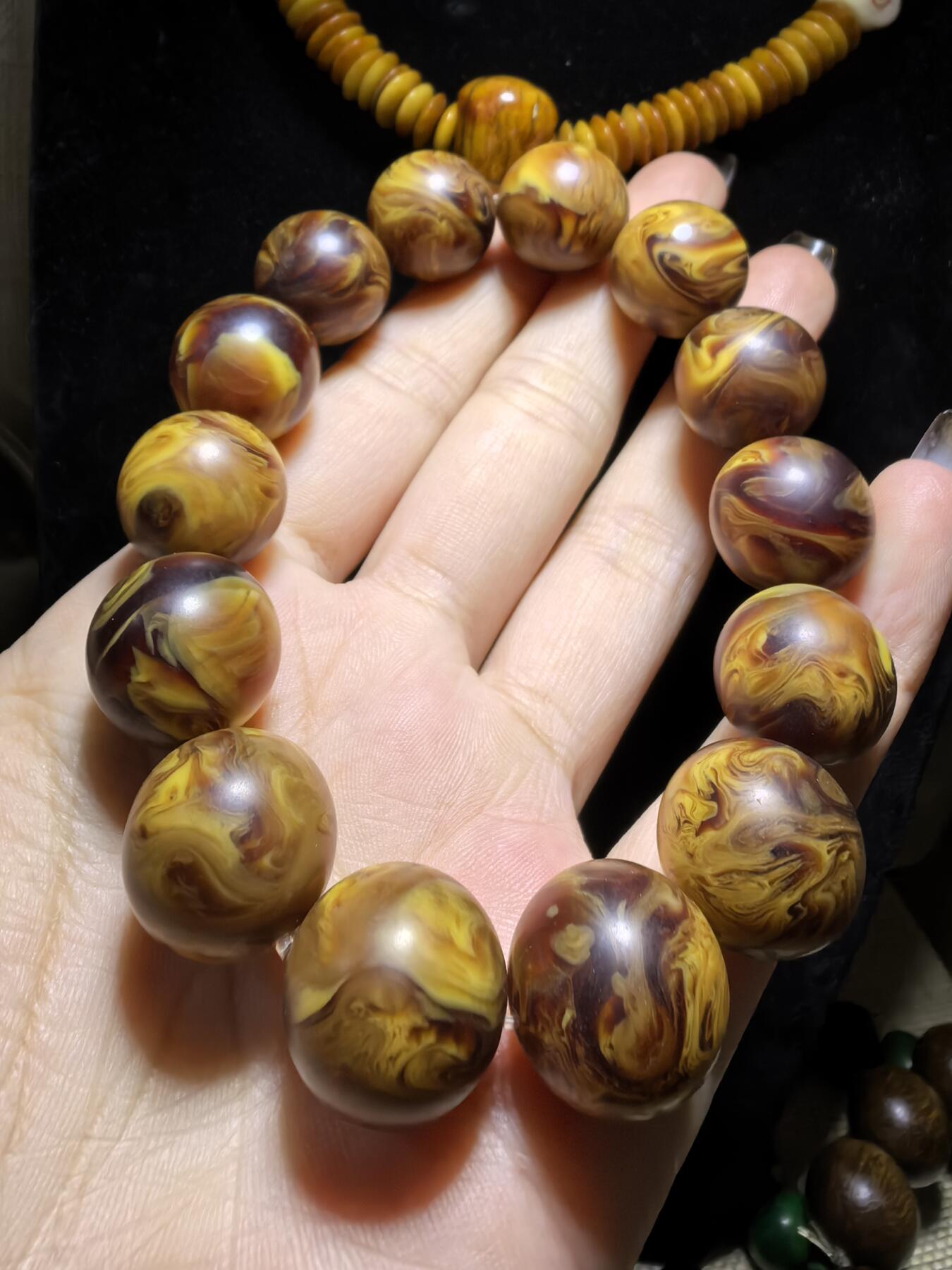 龙涎香是抹香鲸科动物抹香鲸肠内分泌物的干燥品，龙涎香又名龙腹香，其色黑褐如琥珀，有时有五彩斑纹，呈不透明的固态腊状胶块，焚之有持久香气。尺寸：1.6cm