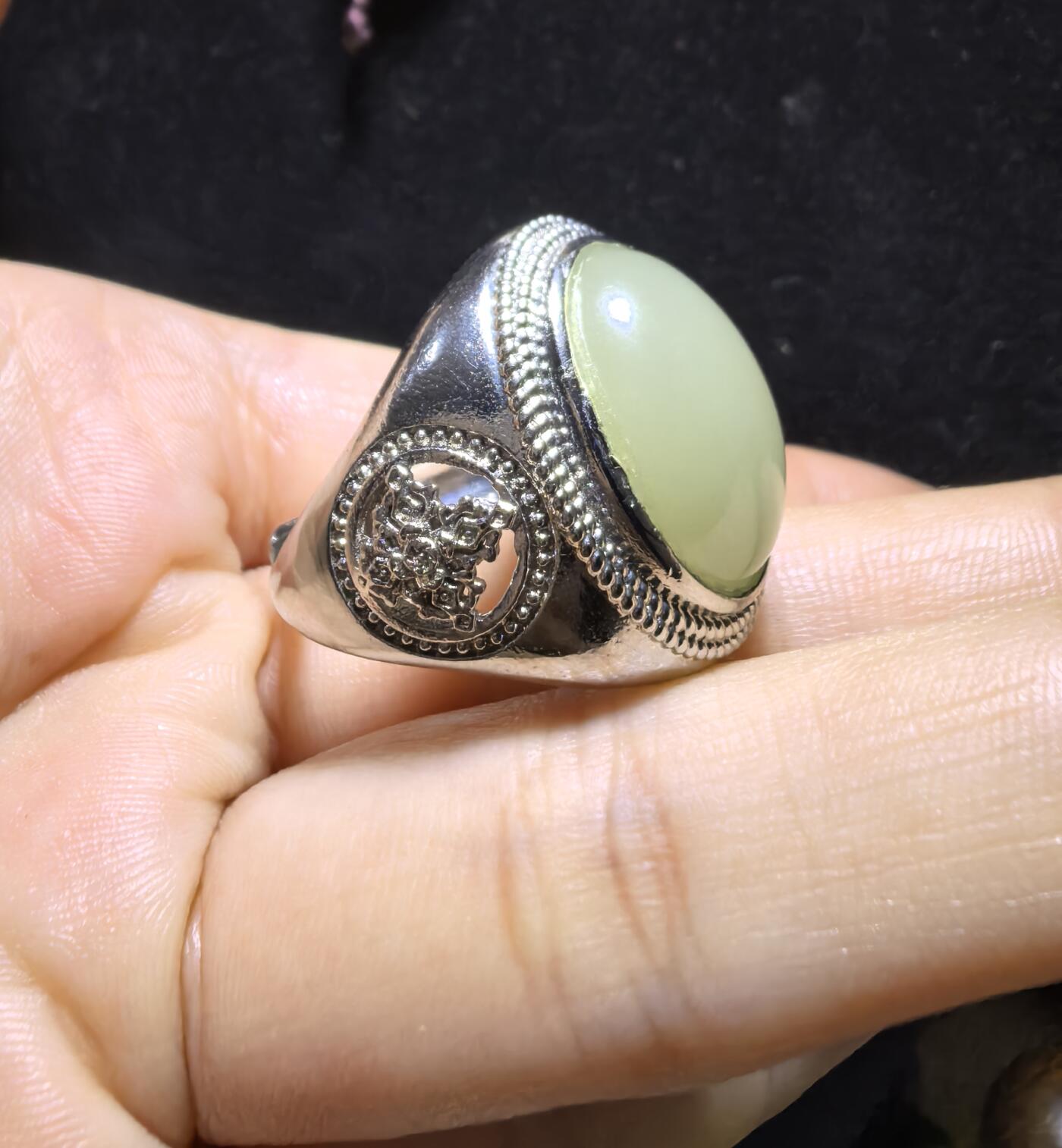 和田玉男款戒指，玉质温润细腻有光泽，油油糯糯丝滑感，大气饱满，裸石1.5cm*2.0cm霸气外露，纯银镂空镶嵌指圈可调节。