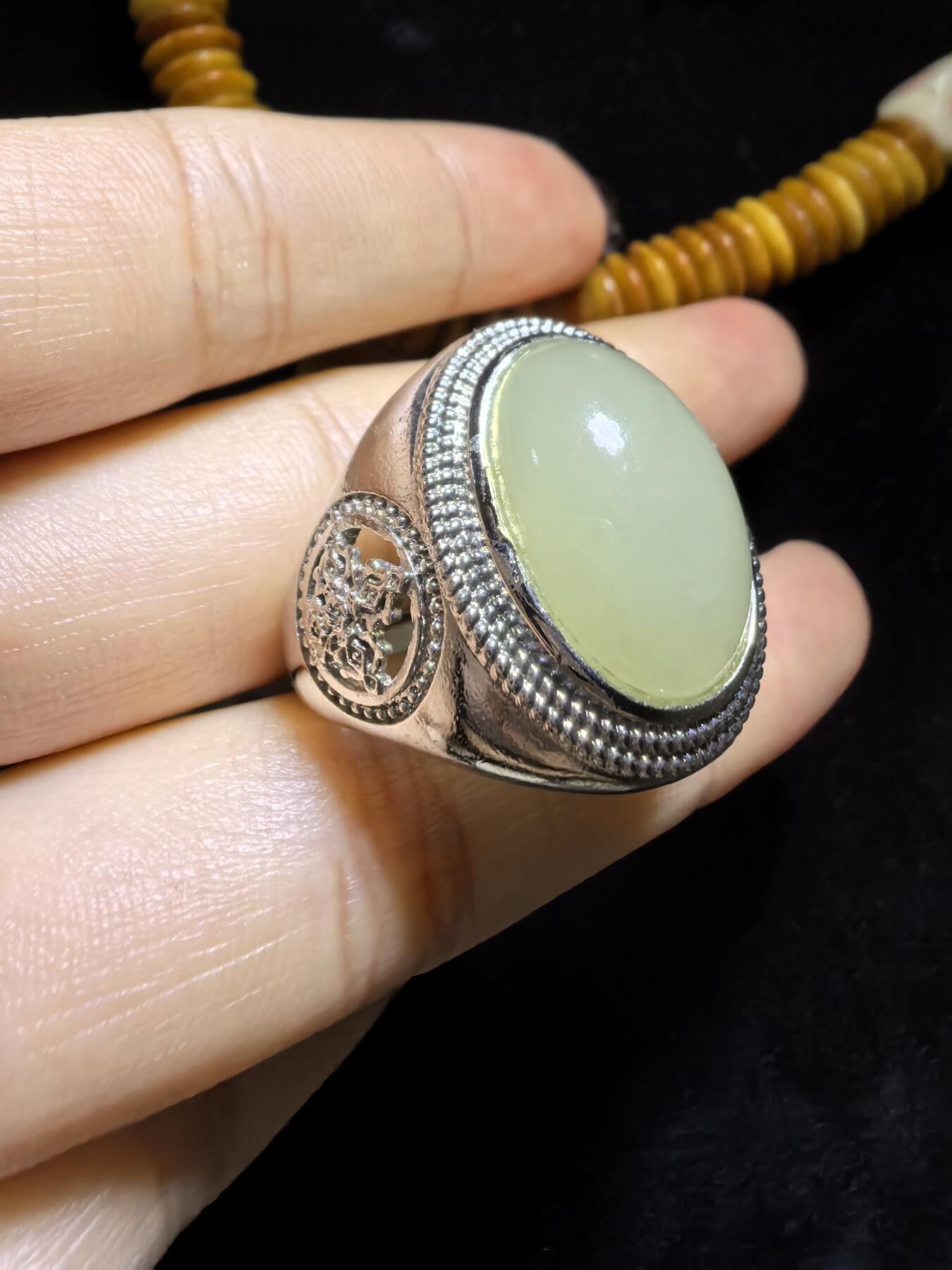 和田玉男款戒指，玉质温润细腻有光泽，油油糯糯丝滑感，大气饱满，裸石1.5cm*2.0cm霸气外露，纯银镂空镶嵌指圈可调节。