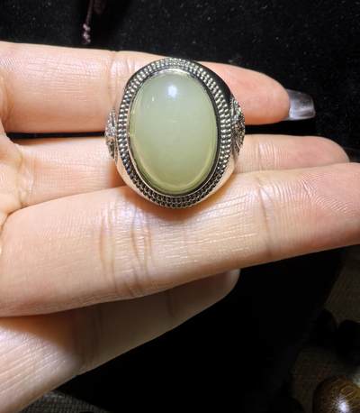 和田玉男款戒指，玉质温润细腻有光泽，油油糯糯丝滑感，大气饱满，裸石1.5cm*2.0cm霸气外露，纯银镂空镶嵌指圈可调节。