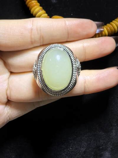 和田玉男款戒指，玉质温润细腻有光泽，油油糯糯丝滑感，大气饱满，裸石1.5cm*2.0cm霸气外露，纯银镂空镶嵌指圈可调节。