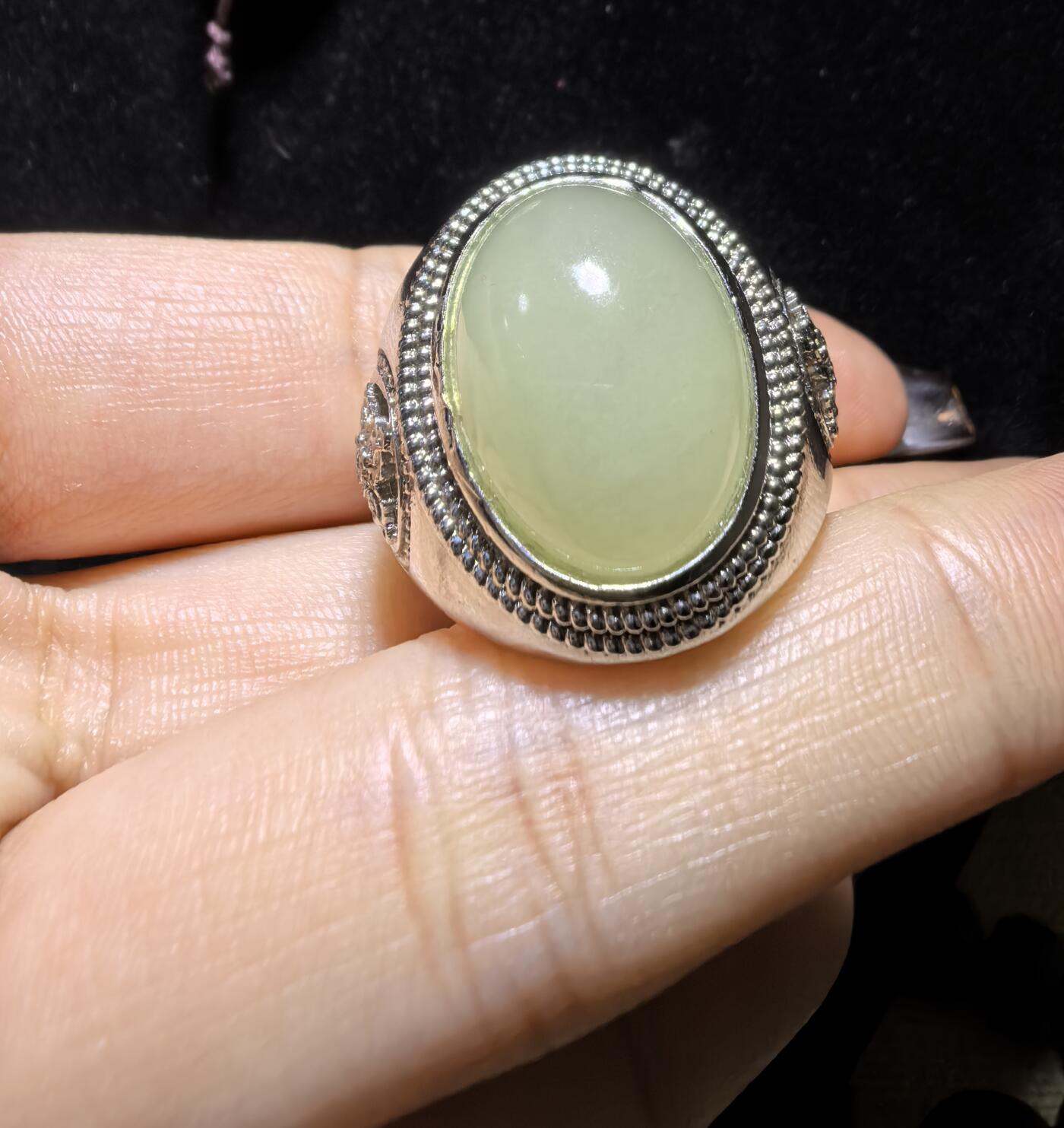 和田玉男款戒指，玉质温润细腻有光泽，油油糯糯丝滑感，大气饱满，裸石1.5cm*2.0cm霸气外露，纯银镂空镶嵌指圈可调节。