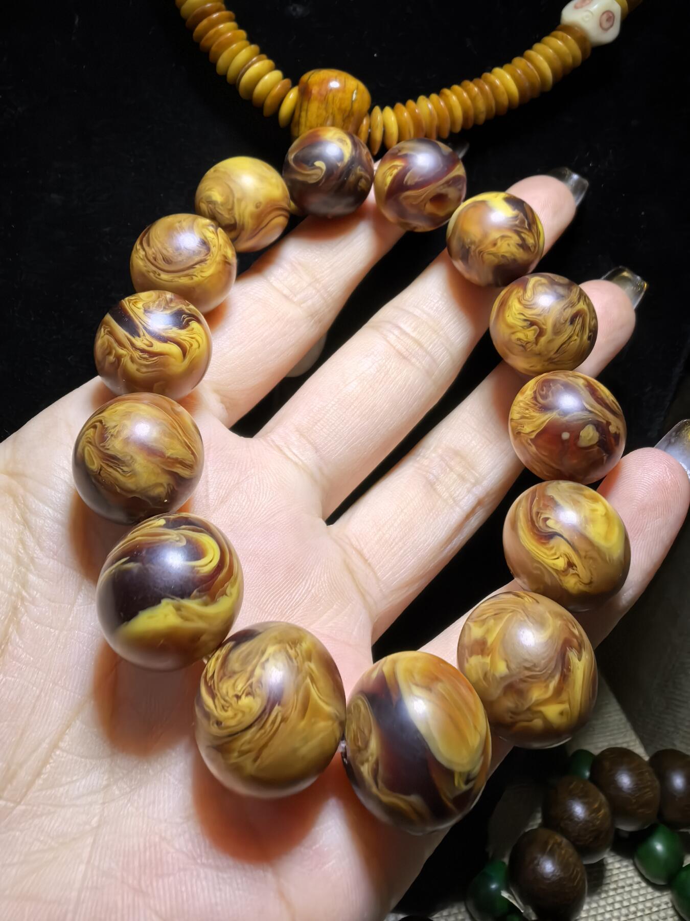 龙涎香是抹香鲸科动物抹香鲸肠内分泌物的干燥品，龙涎香又名龙腹香，其色黑褐如琥珀，有时有五彩斑纹，呈不透明的固态腊状胶块，焚之有持久香气。尺寸：1.6cm