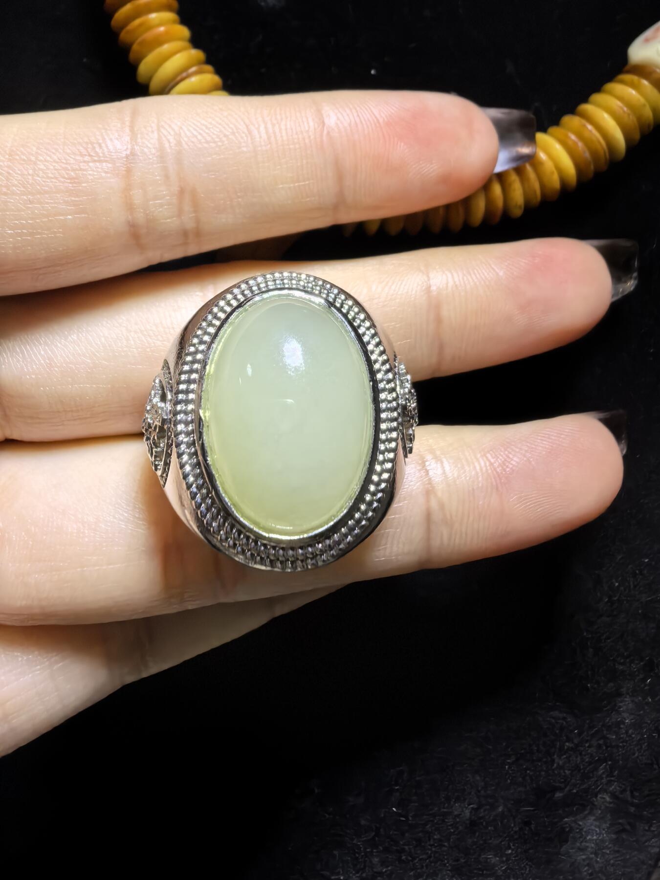 和田玉男款戒指，玉质温润细腻有光泽，油油糯糯丝滑感，大气饱满，裸石1.5cm*2.0cm霸气外露，纯银镂空镶嵌指圈可调节。