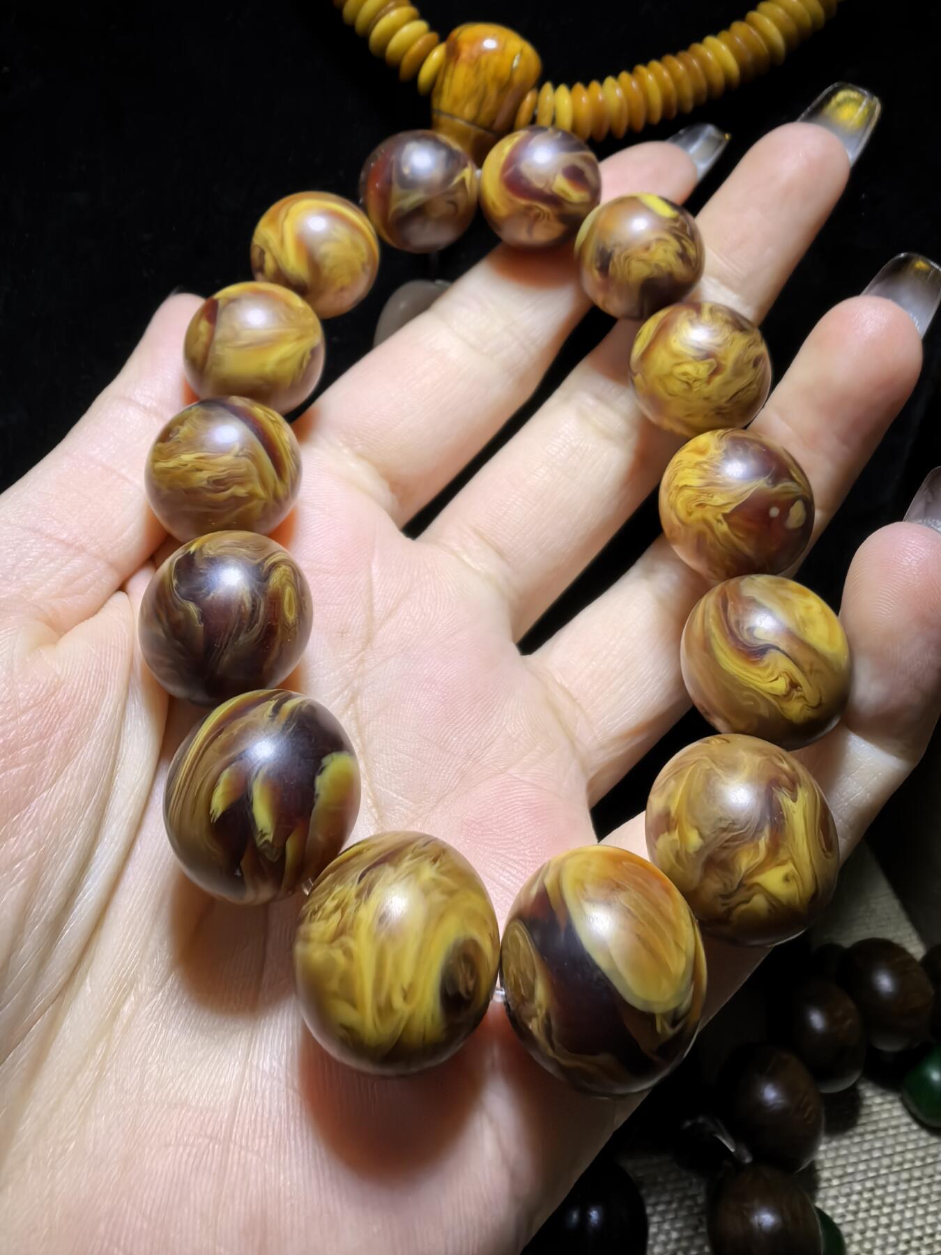 龙涎香是抹香鲸科动物抹香鲸肠内分泌物的干燥品，龙涎香又名龙腹香，其色黑褐如琥珀，有时有五彩斑纹，呈不透明的固态腊状胶块，焚之有持久香气。尺寸：1.6cm