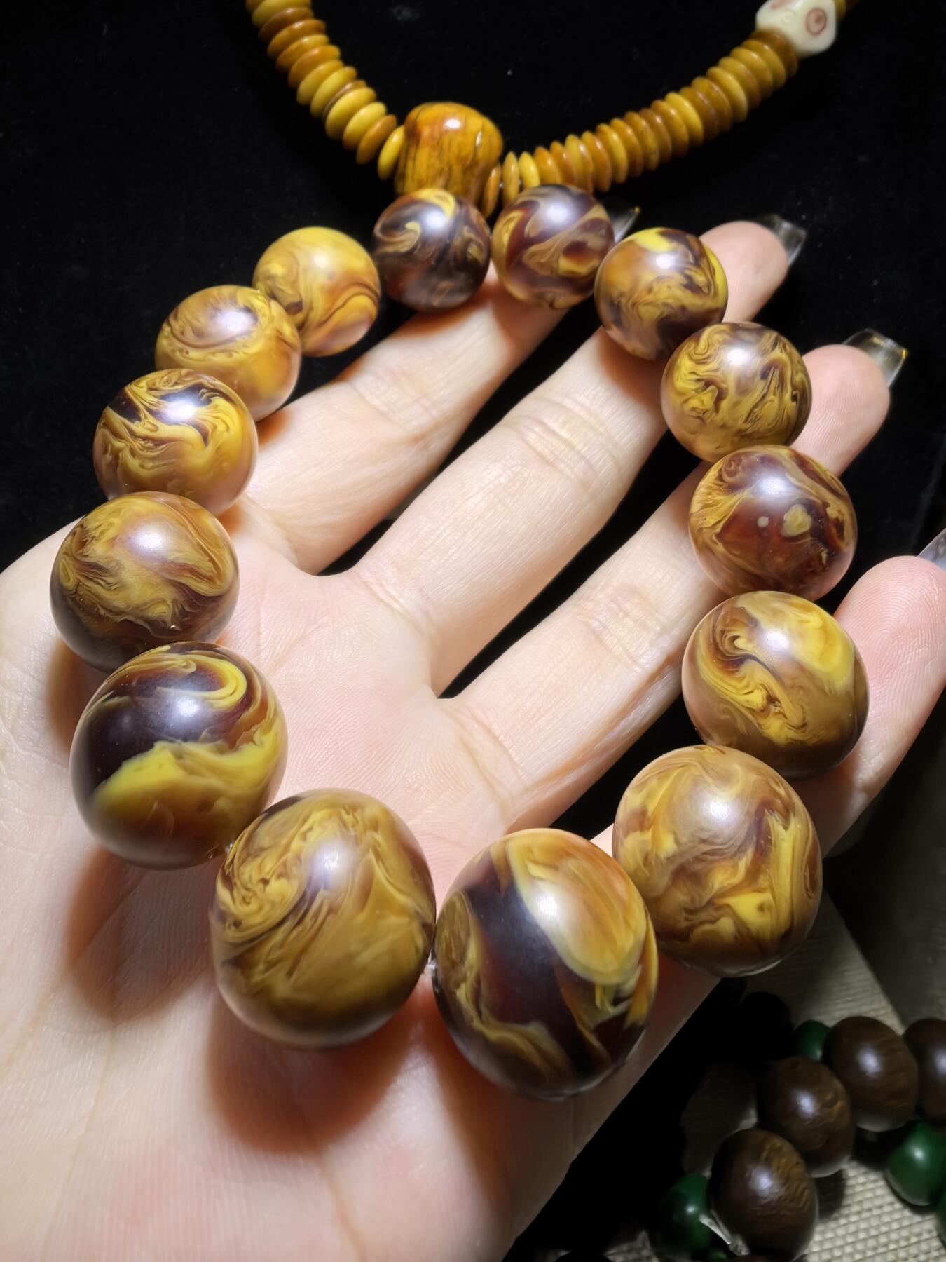 龙涎香是抹香鲸科动物抹香鲸肠内分泌物的干燥品，龙涎香又名龙腹香，其色黑褐如琥珀，有时有五彩斑纹，呈不透明的固态腊状胶块，焚之有持久香气。尺寸：1.6cm