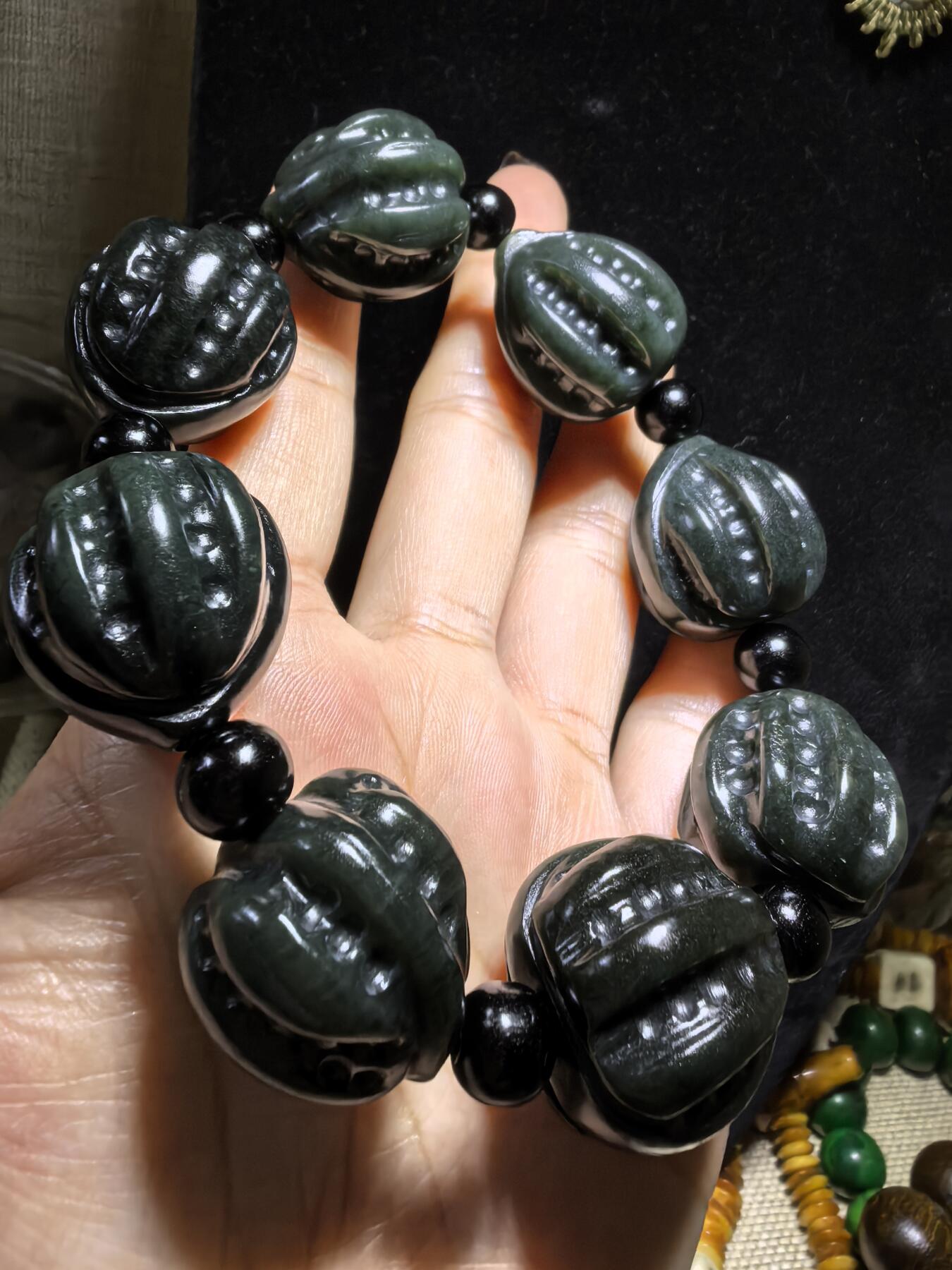 新疆和田黑青玉核桃手串，玉质油润细腻，脂粉十足，精雕细琢，霸气十足。尺寸：2.2cm*2.4cm克重：123g
