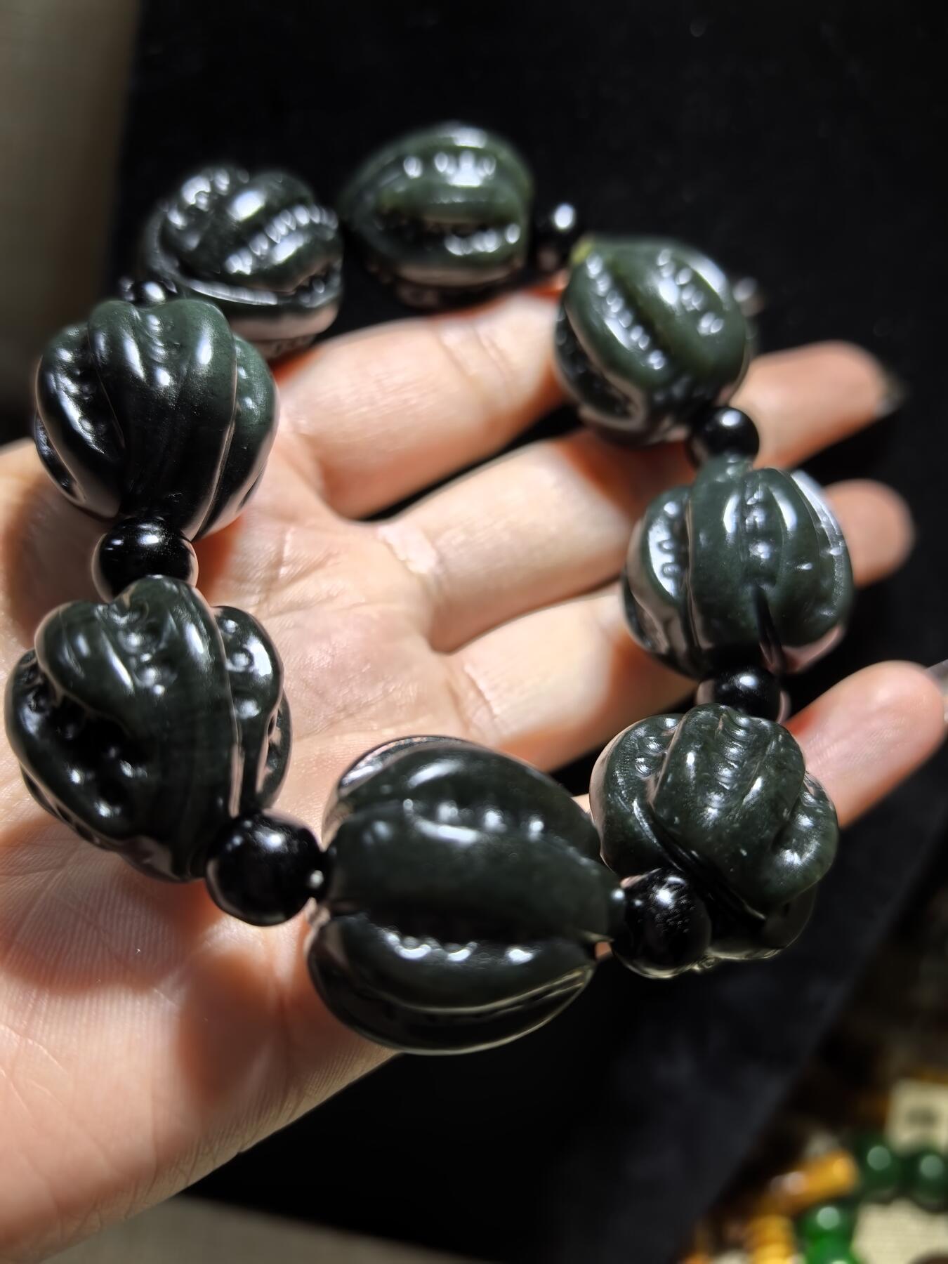 新疆和田黑青玉核桃手串，玉质油润细腻，脂粉十足，精雕细琢，霸气十足。尺寸：2.2cm*2.4cm克重：123g