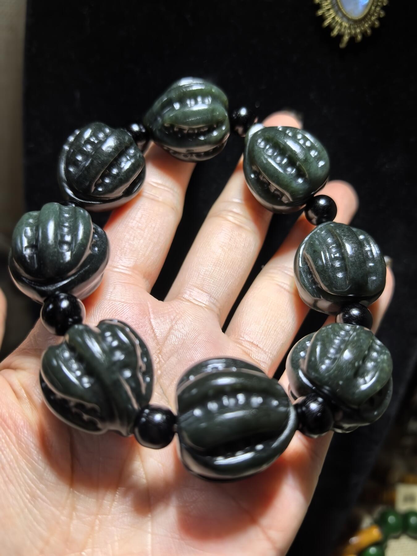 新疆和田黑青玉核桃手串，玉质油润细腻，脂粉十足，精雕细琢，霸气十足。尺寸：2.2cm*2.4cm克重：123g