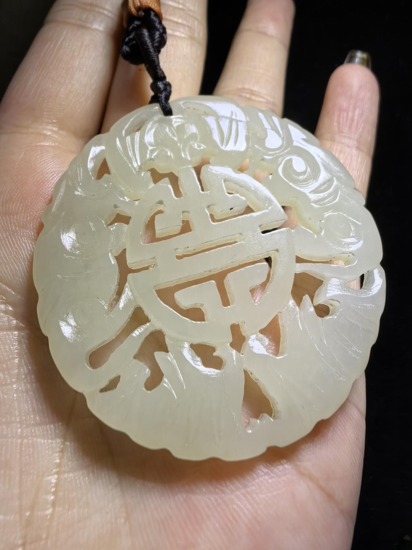 旧藏和田玉五福捧寿男士吊坠挂件牌，包浆细腻油润品相如图所示！尺寸:4.9cm*0.5cm克重:20g
​