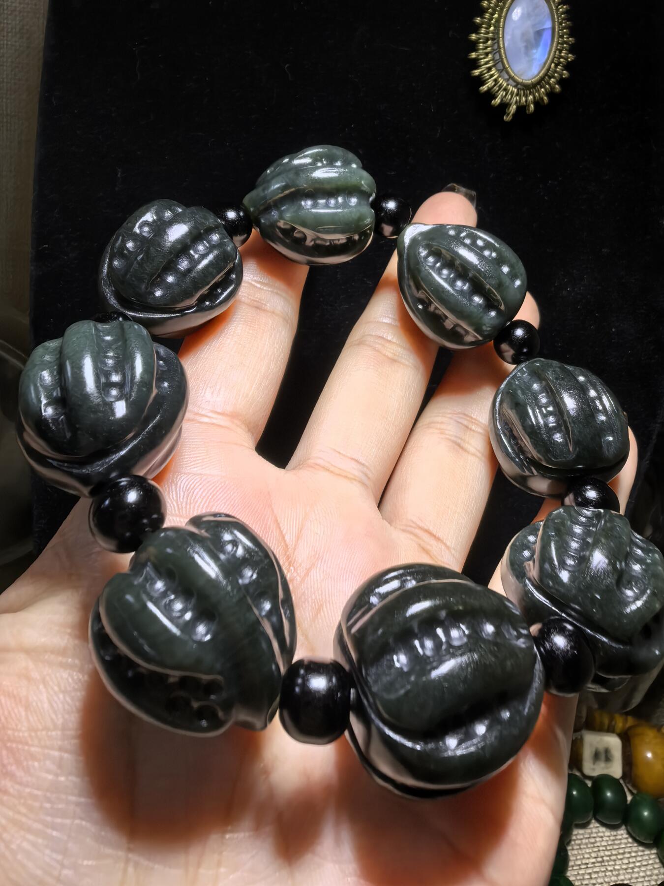 新疆和田黑青玉核桃手串，玉质油润细腻，脂粉十足，精雕细琢，霸气十足。尺寸：2.2cm*2.4cm克重：123g
