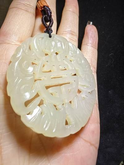 旧藏和田玉五福捧寿男士吊坠挂件牌，包浆细腻油润品相如图所示！尺寸:4.9cm*0.5cm克重:20g
​