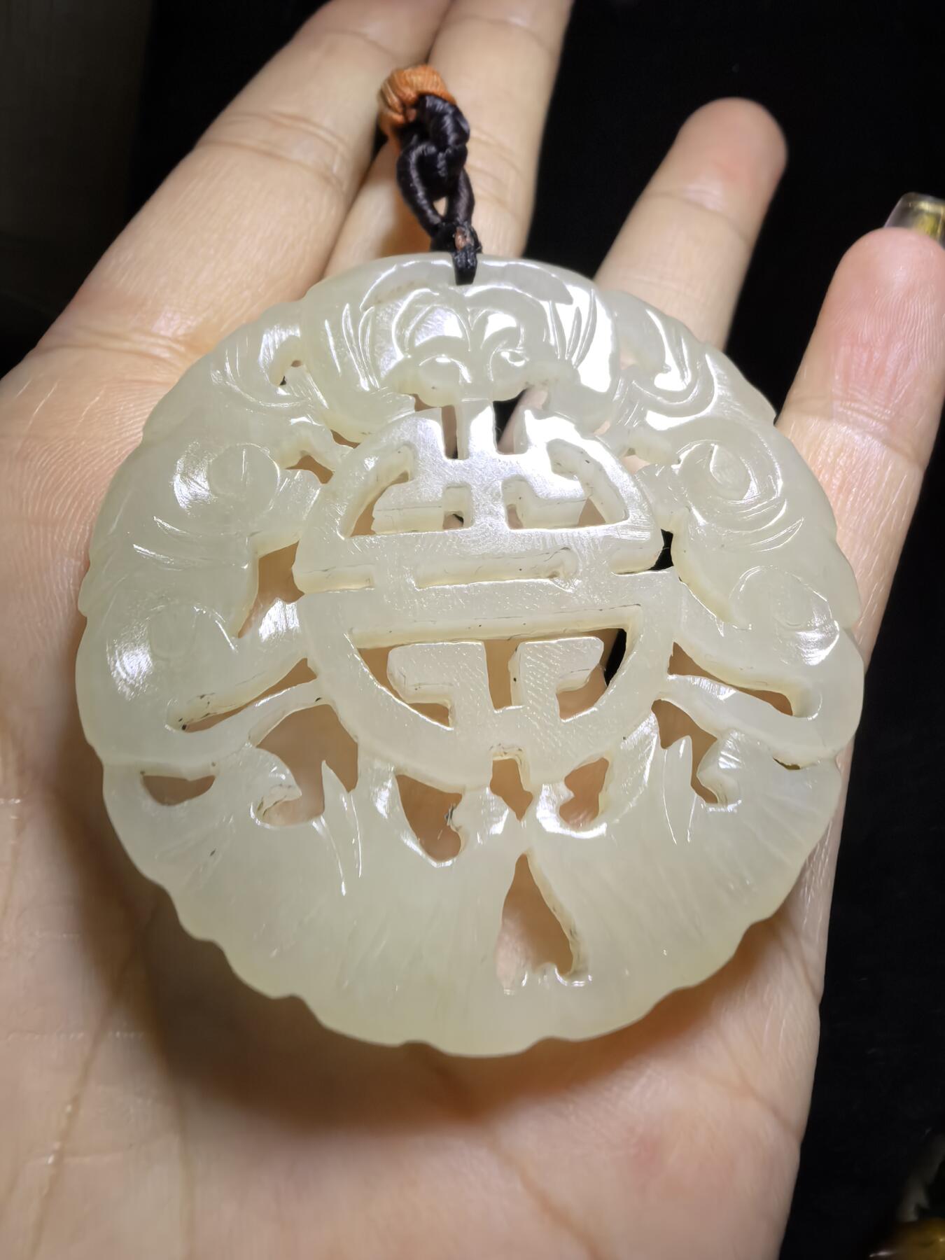 旧藏和田玉五福捧寿男士吊坠挂件牌，包浆细腻油润品相如图所示！尺寸:4.9cm*0.5cm克重:20g
​