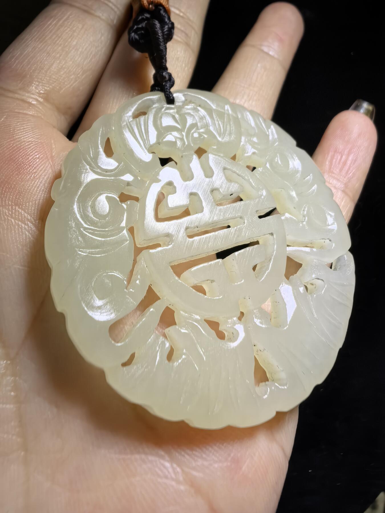 旧藏和田玉五福捧寿男士吊坠挂件牌，包浆细腻油润品相如图所示！尺寸:4.9cm*0.5cm克重:20g
​