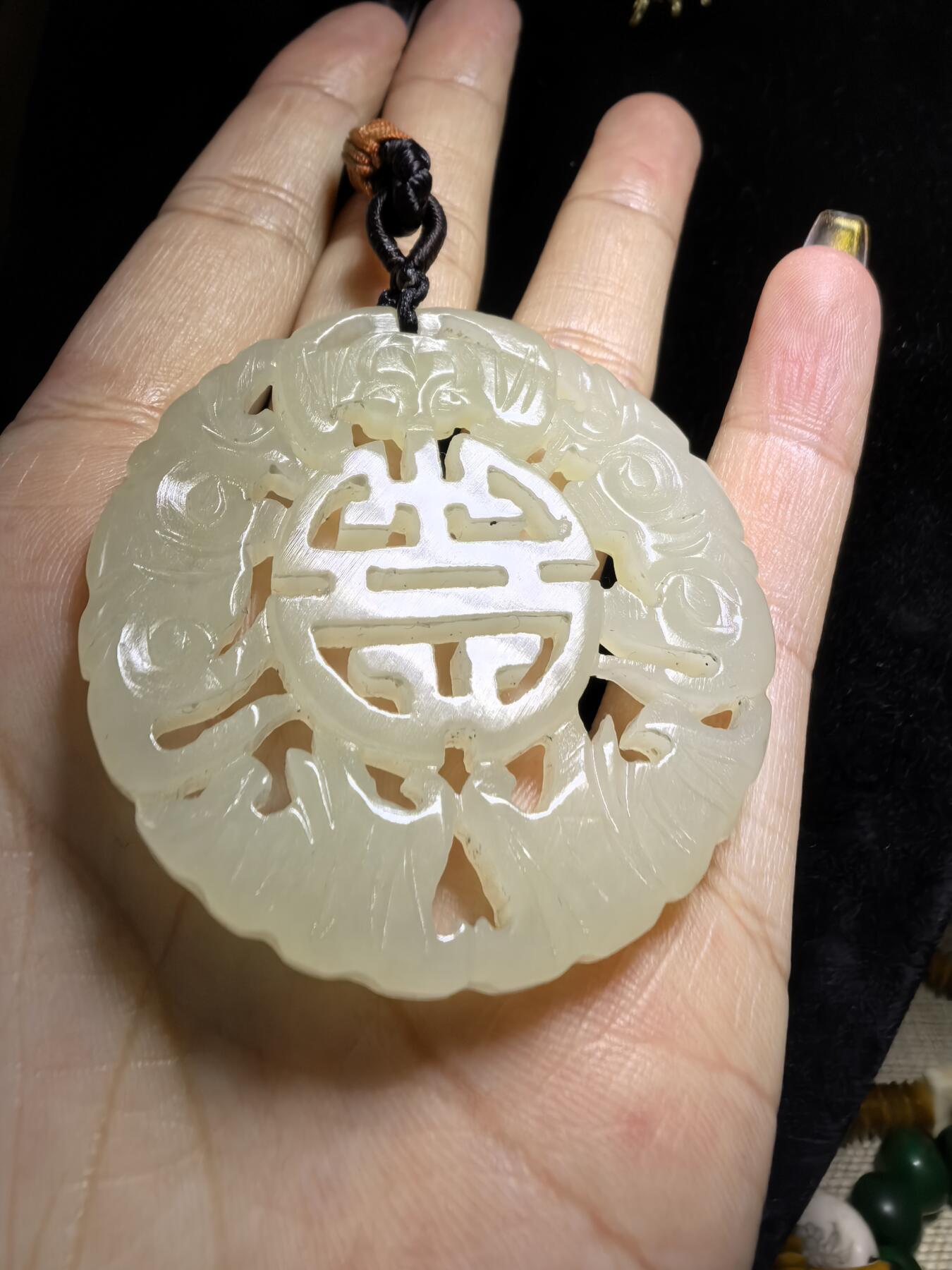 旧藏和田玉五福捧寿男士吊坠挂件牌，包浆细腻油润品相如图所示！尺寸:4.9cm*0.5cm克重:20g
​