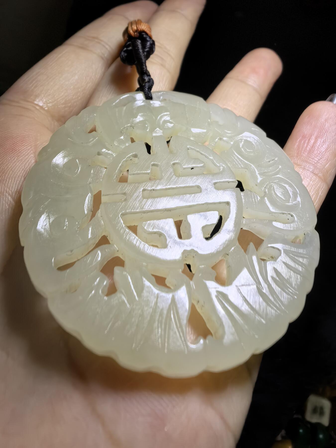 旧藏和田玉五福捧寿男士吊坠挂件牌，包浆细腻油润品相如图所示！尺寸:4.9cm*0.5cm克重:20g
​