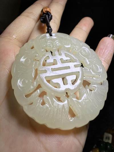 旧藏和田玉五福捧寿男士吊坠挂件牌，包浆细腻油润品相如图所示！尺寸:4.9cm*0.5cm克重:20g
​