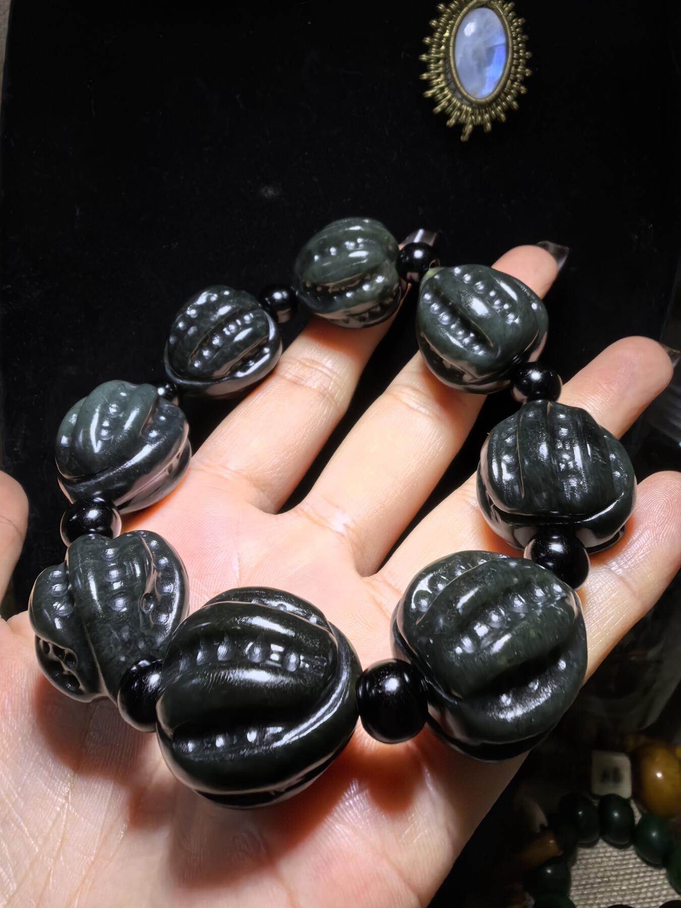 新疆和田黑青玉核桃手串，玉质油润细腻，脂粉十足，精雕细琢，霸气十足。尺寸：2.2cm*2.4cm克重：123g