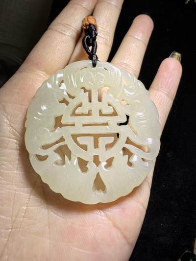 旧藏和田玉五福捧寿男士吊坠挂件牌，包浆细腻油润品相如图所示！尺寸:4.9cm*0.5cm克重:20g
​