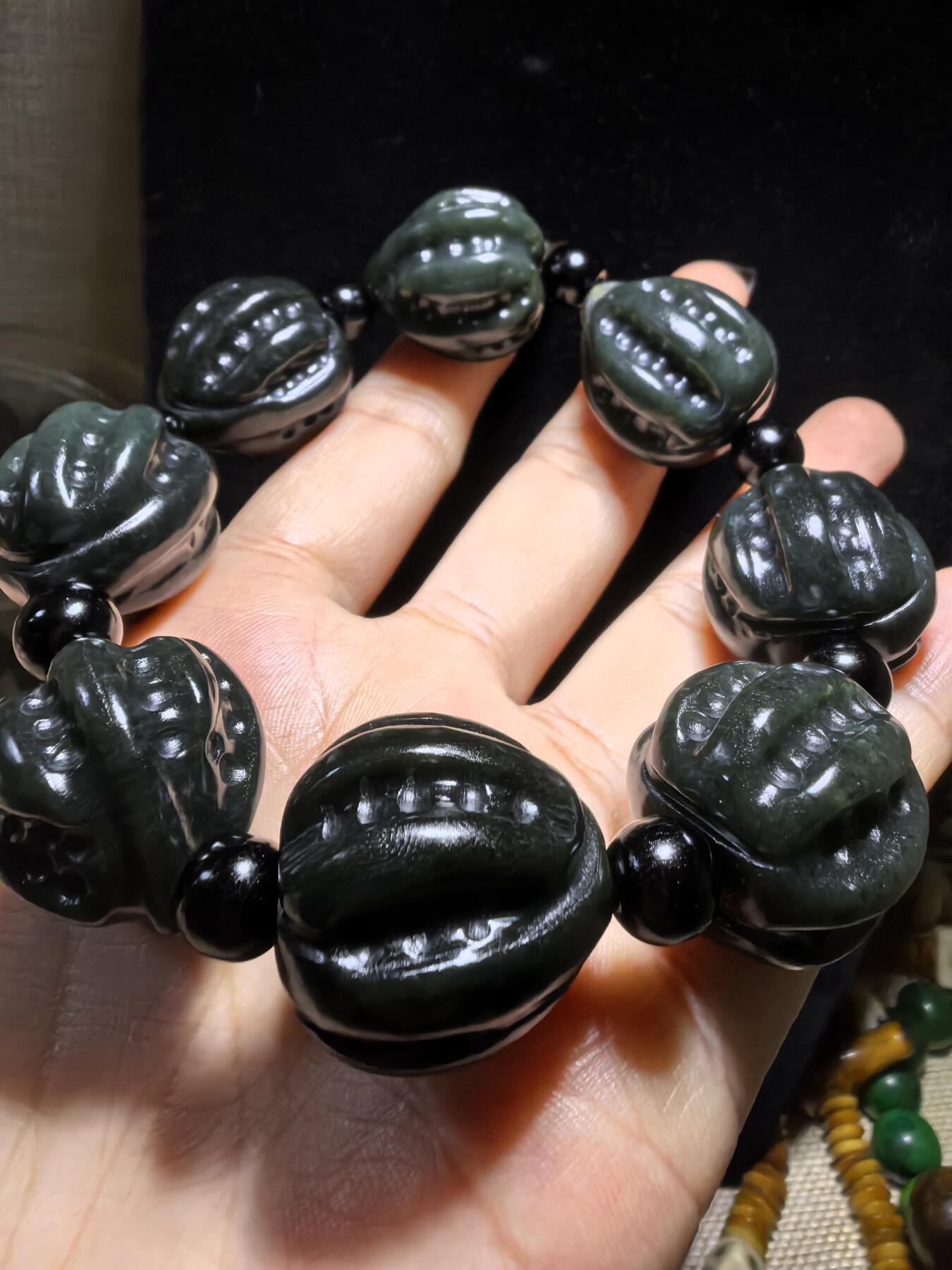 新疆和田黑青玉核桃手串，玉质油润细腻，脂粉十足，精雕细琢，霸气十足。尺寸：2.2cm*2.4cm克重：123g
