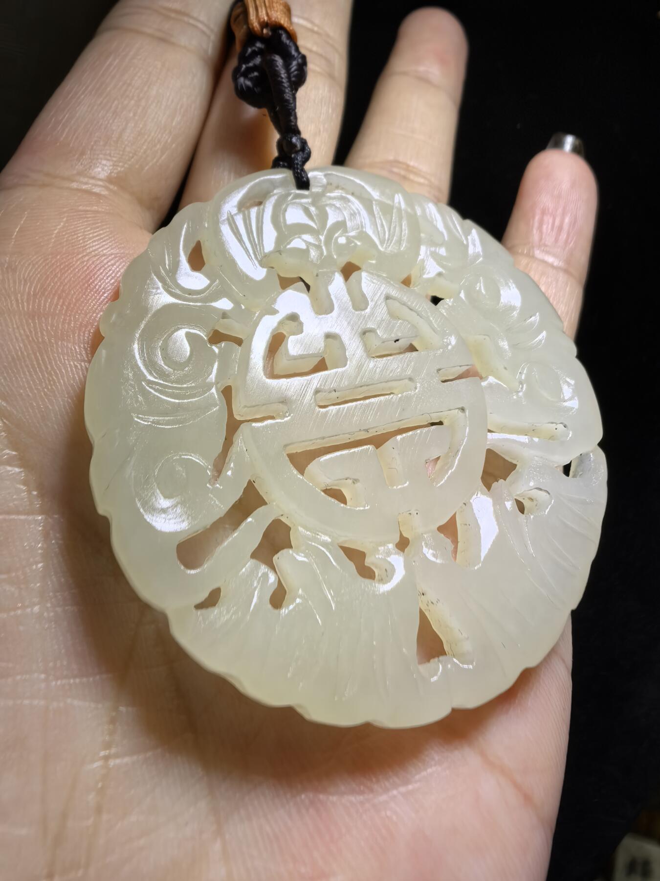 旧藏和田玉五福捧寿男士吊坠挂件牌，包浆细腻油润品相如图所示！尺寸:4.9cm*0.5cm克重:20g
​