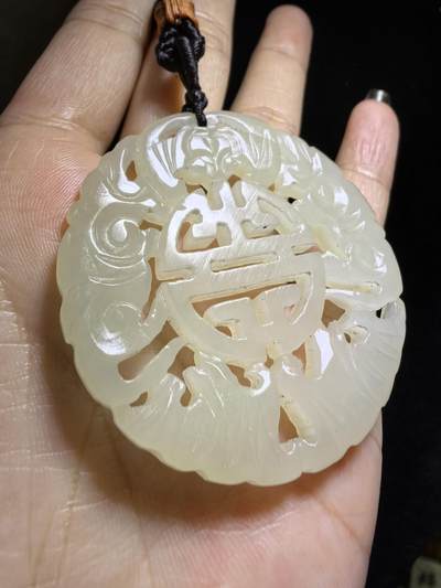 旧藏和田玉五福捧寿男士吊坠挂件牌，包浆细腻油润品相如图所示！尺寸:4.9cm*0.5cm克重:20g
​