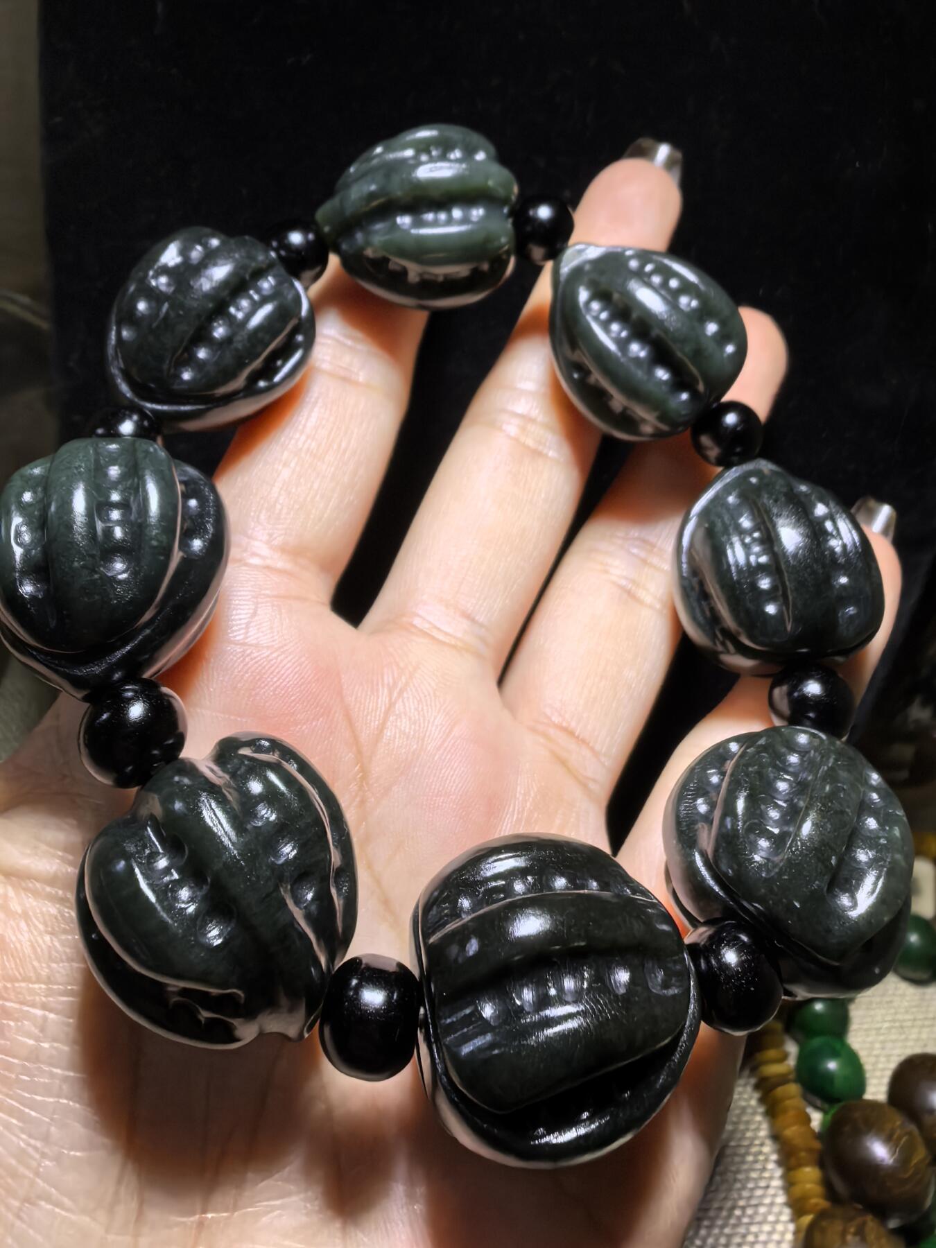 新疆和田黑青玉核桃手串，玉质油润细腻，脂粉十足，精雕细琢，霸气十足。尺寸：2.2cm*2.4cm克重：123g