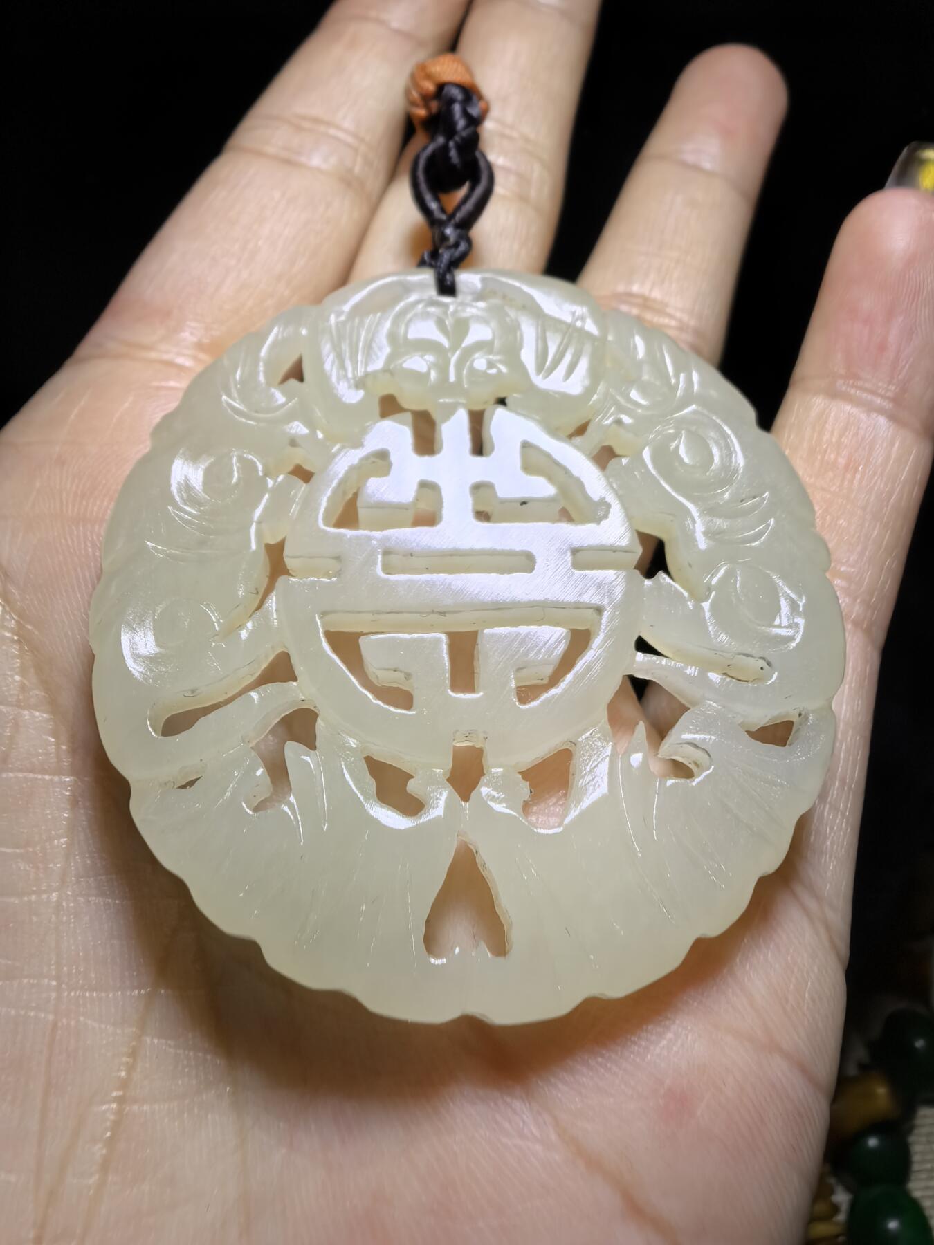 旧藏和田玉五福捧寿男士吊坠挂件牌，包浆细腻油润品相如图所示！尺寸:4.9cm*0.5cm克重:20g
​