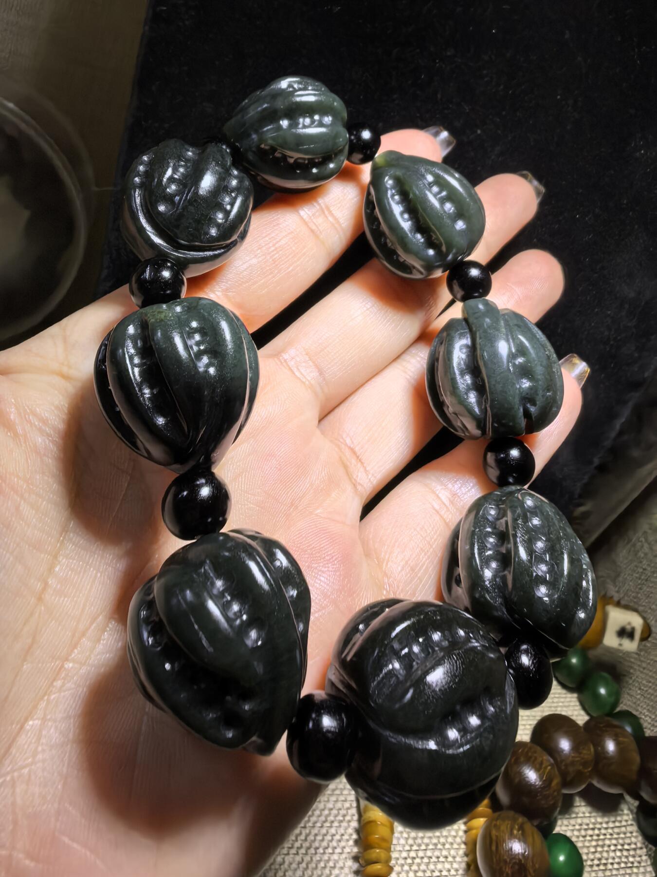 新疆和田黑青玉核桃手串，玉质油润细腻，脂粉十足，精雕细琢，霸气十足。尺寸：2.2cm*2.4cm克重：123g