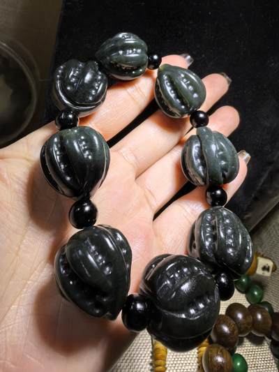 新疆和田黑青玉核桃手串，玉质油润细腻，脂粉十足，精雕细琢，霸气十足。尺寸：2.2cm*2.4cm克重：123g