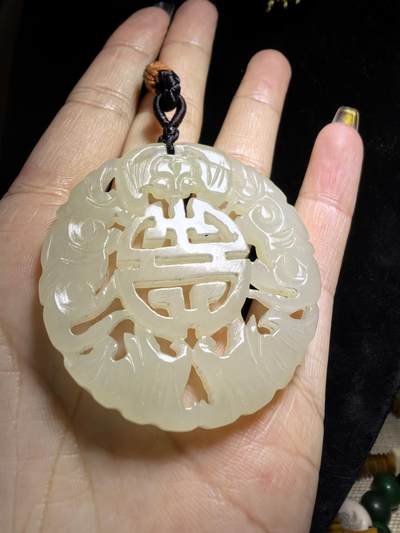 旧藏和田玉五福捧寿男士吊坠挂件牌，包浆细腻油润品相如图所示！尺寸:4.9cm*0.5cm克重:20g
​