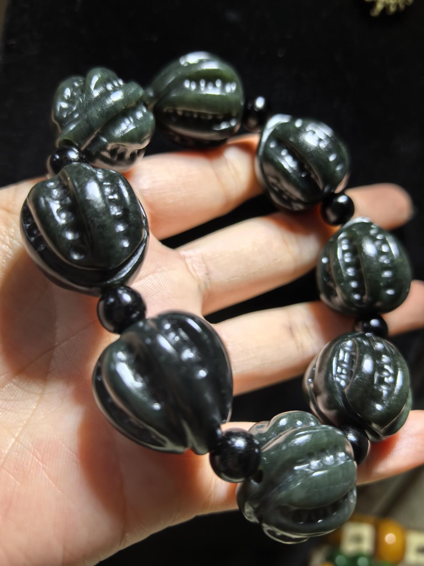 新疆和田黑青玉核桃手串，玉质油润细腻，脂粉十足，精雕细琢，霸气十足。尺寸：2.2cm*2.4cm克重：123g