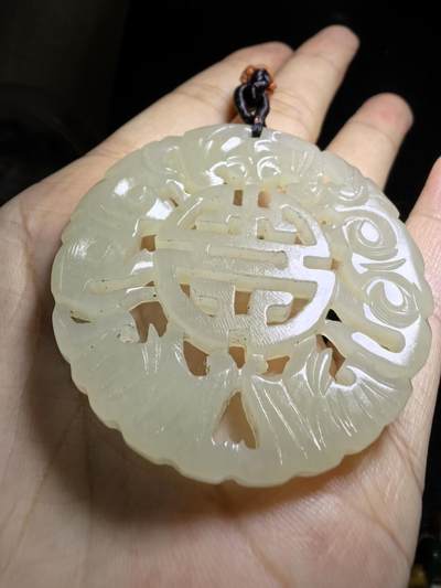 旧藏和田玉五福捧寿男士吊坠挂件牌，包浆细腻油润品相如图所示！尺寸:4.9cm*0.5cm克重:20g
​