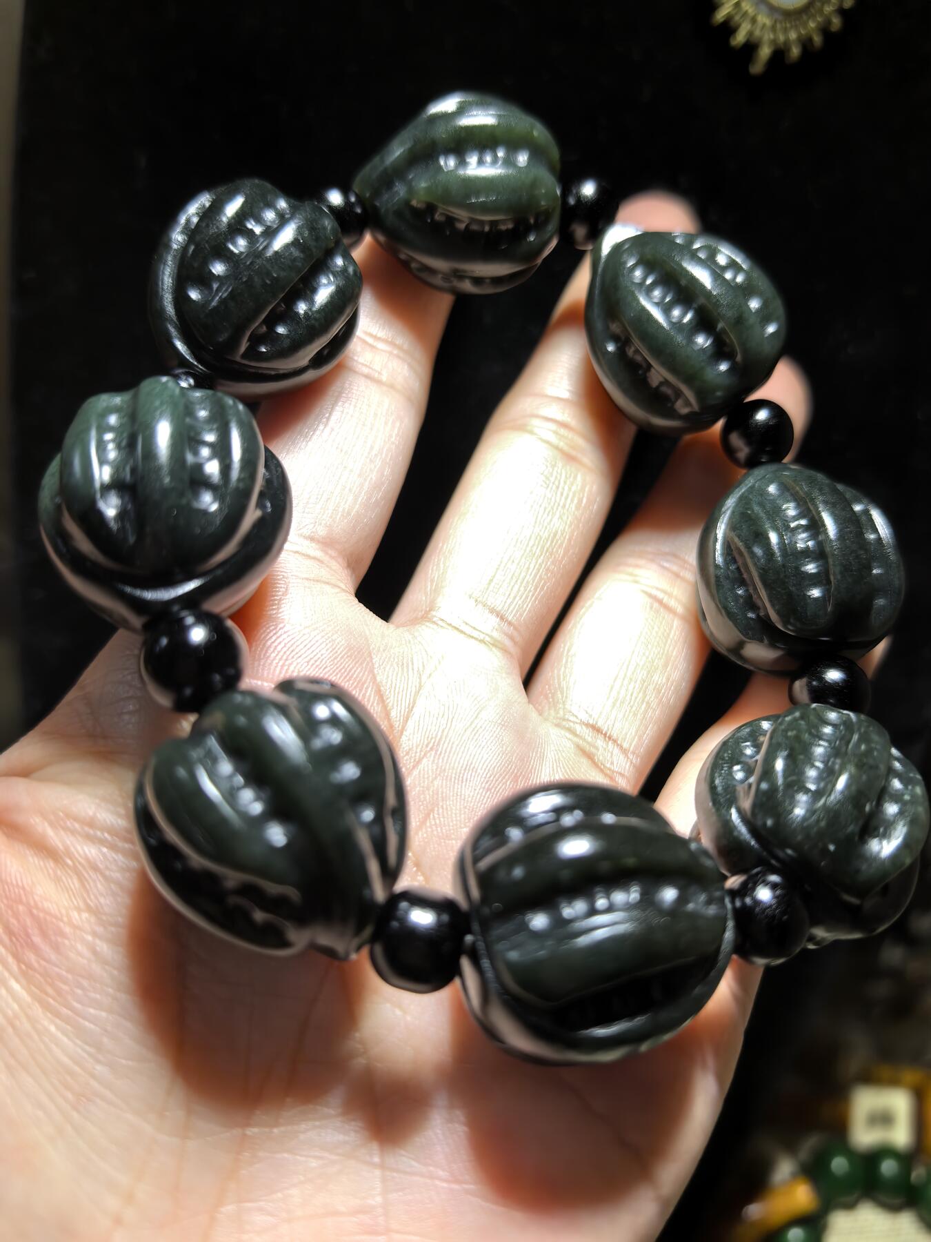新疆和田黑青玉核桃手串，玉质油润细腻，脂粉十足，精雕细琢，霸气十足。尺寸：2.2cm*2.4cm克重：123g