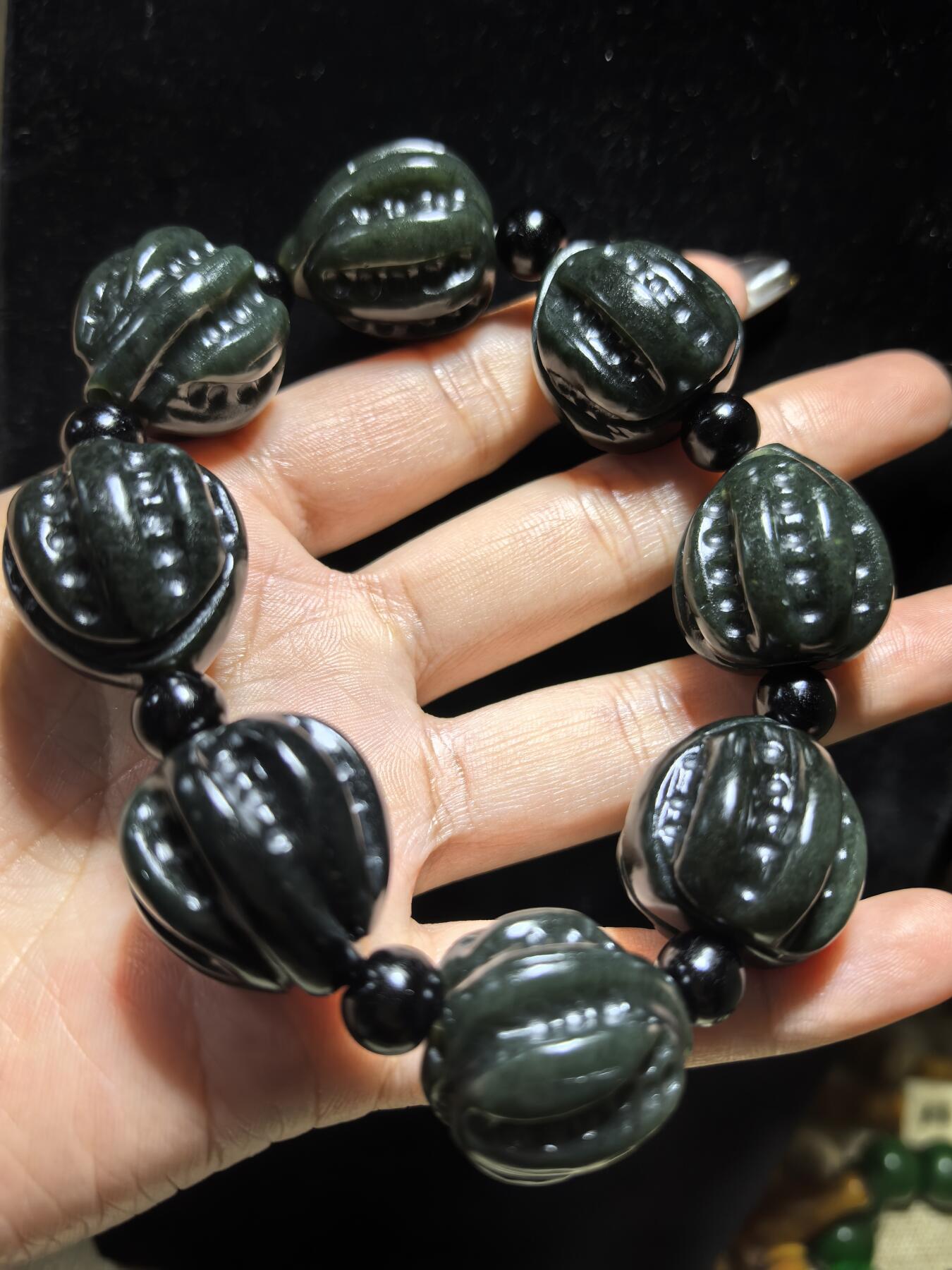 新疆和田黑青玉核桃手串，玉质油润细腻，脂粉十足，精雕细琢，霸气十足。尺寸：2.2cm*2.4cm克重：123g