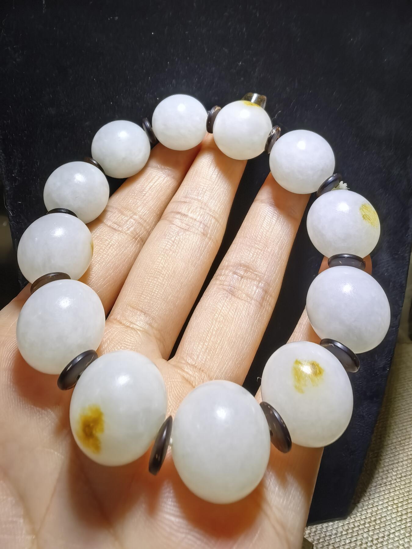 新疆和田玉脂白级男款佛珠手串，原皮原色，颗颗正圆，尺寸16mm克重:77.7一级脂白，微天然结构。自带国检证书。