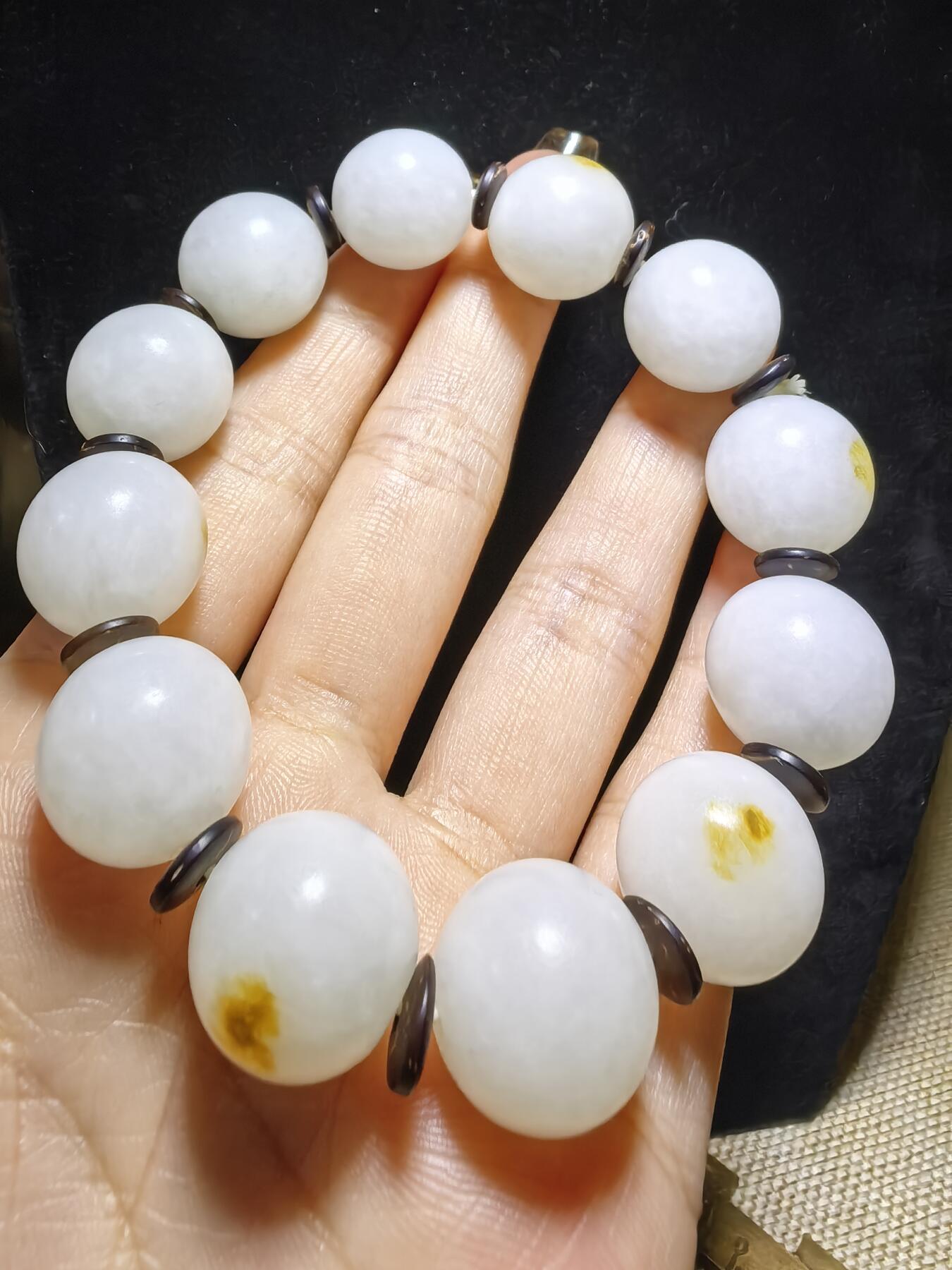 新疆和田玉脂白级男款佛珠手串，原皮原色，颗颗正圆，尺寸16mm克重:77.7一级脂白，微天然结构。自带国检证书。