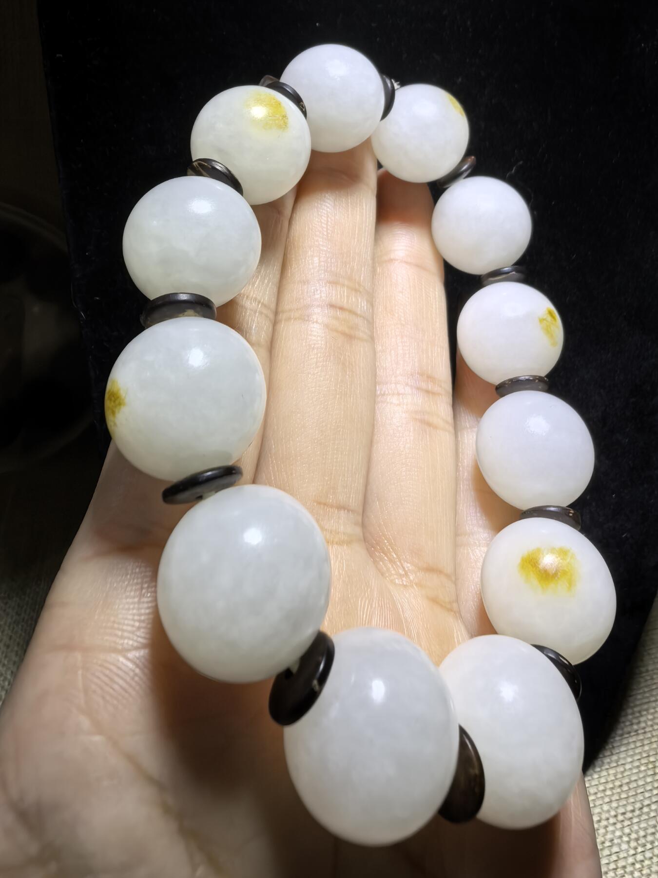 新疆和田玉脂白级男款佛珠手串，原皮原色，颗颗正圆，尺寸16mm克重:77.7一级脂白，微天然结构。自带国检证书。