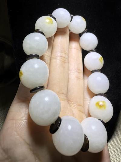 新疆和田玉脂白级男款佛珠手串，原皮原色，颗颗正圆，尺寸16mm克重:77.7一级脂白，微天然结构。自带国检证书。