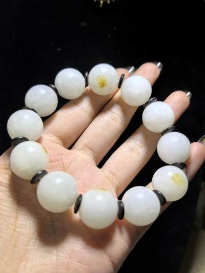 新疆和田玉脂白级男款佛珠手串，原皮原色，颗颗正圆，尺寸16mm克重:77.7一级脂白，微天然结构。自带国检证书。