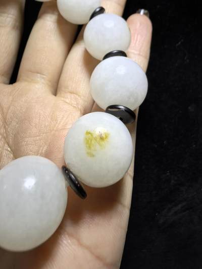 新疆和田玉脂白级男款佛珠手串，原皮原色，颗颗正圆，尺寸16mm克重:77.7一级脂白，微天然结构。自带国检证书。
