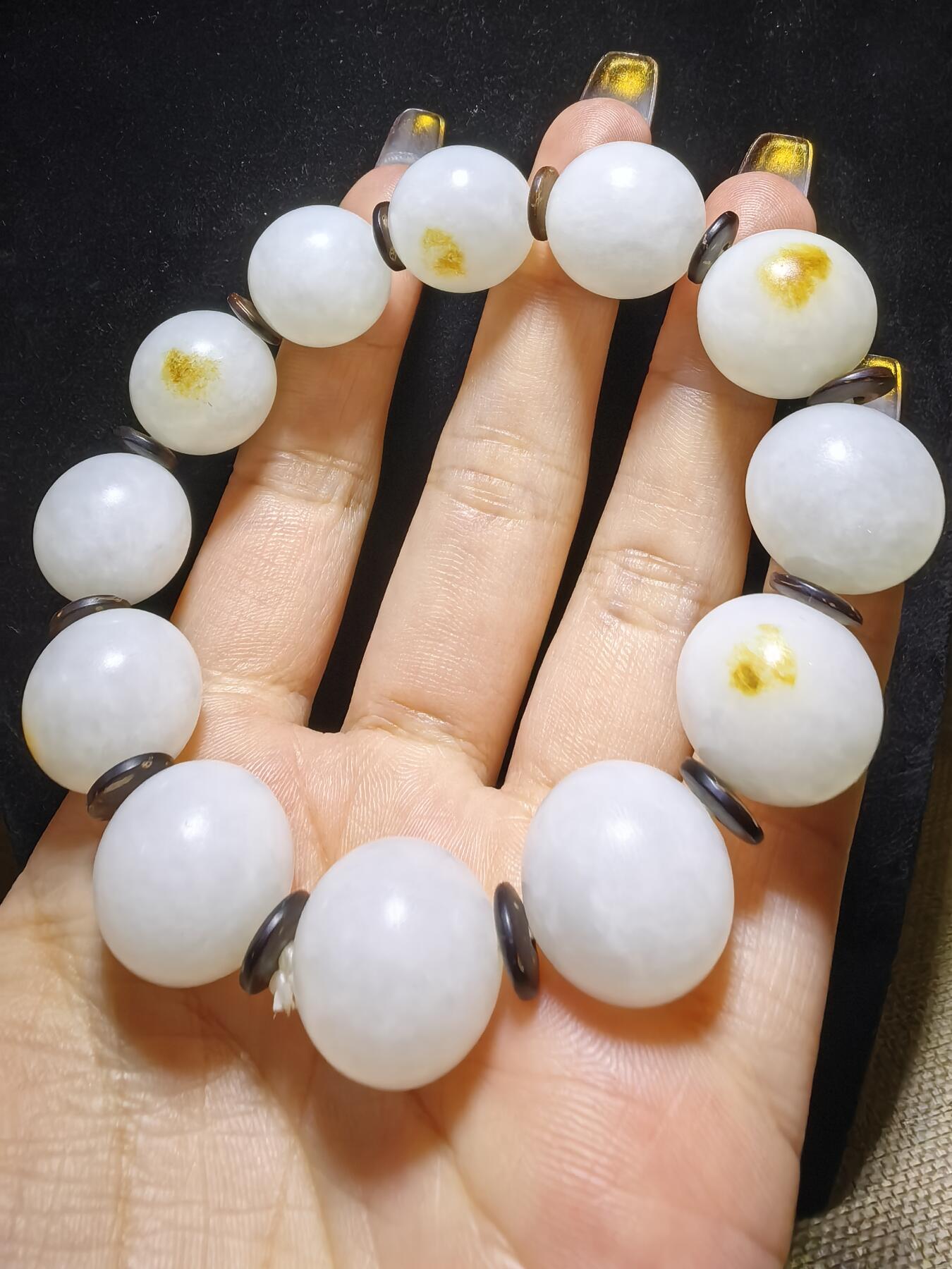 新疆和田玉脂白级男款佛珠手串，原皮原色，颗颗正圆，尺寸16mm克重:77.7一级脂白，微天然结构。自带国检证书。