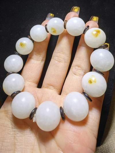 新疆和田玉脂白级男款佛珠手串，原皮原色，颗颗正圆，尺寸16mm克重:77.7一级脂白，微天然结构。自带国检证书。