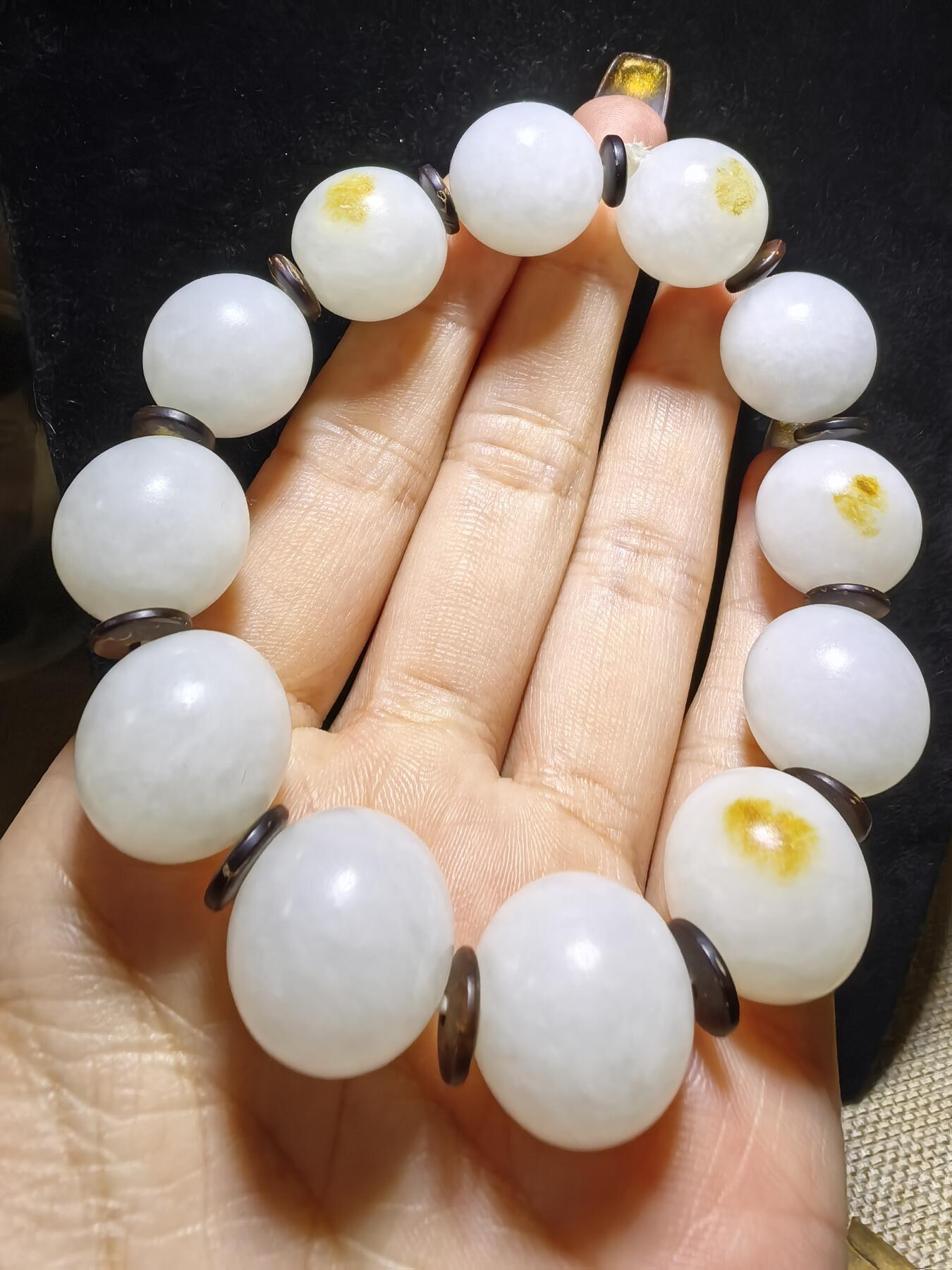 新疆和田玉脂白级男款佛珠手串，原皮原色，颗颗正圆，尺寸16mm克重:77.7一级脂白，微天然结构。自带国检证书。