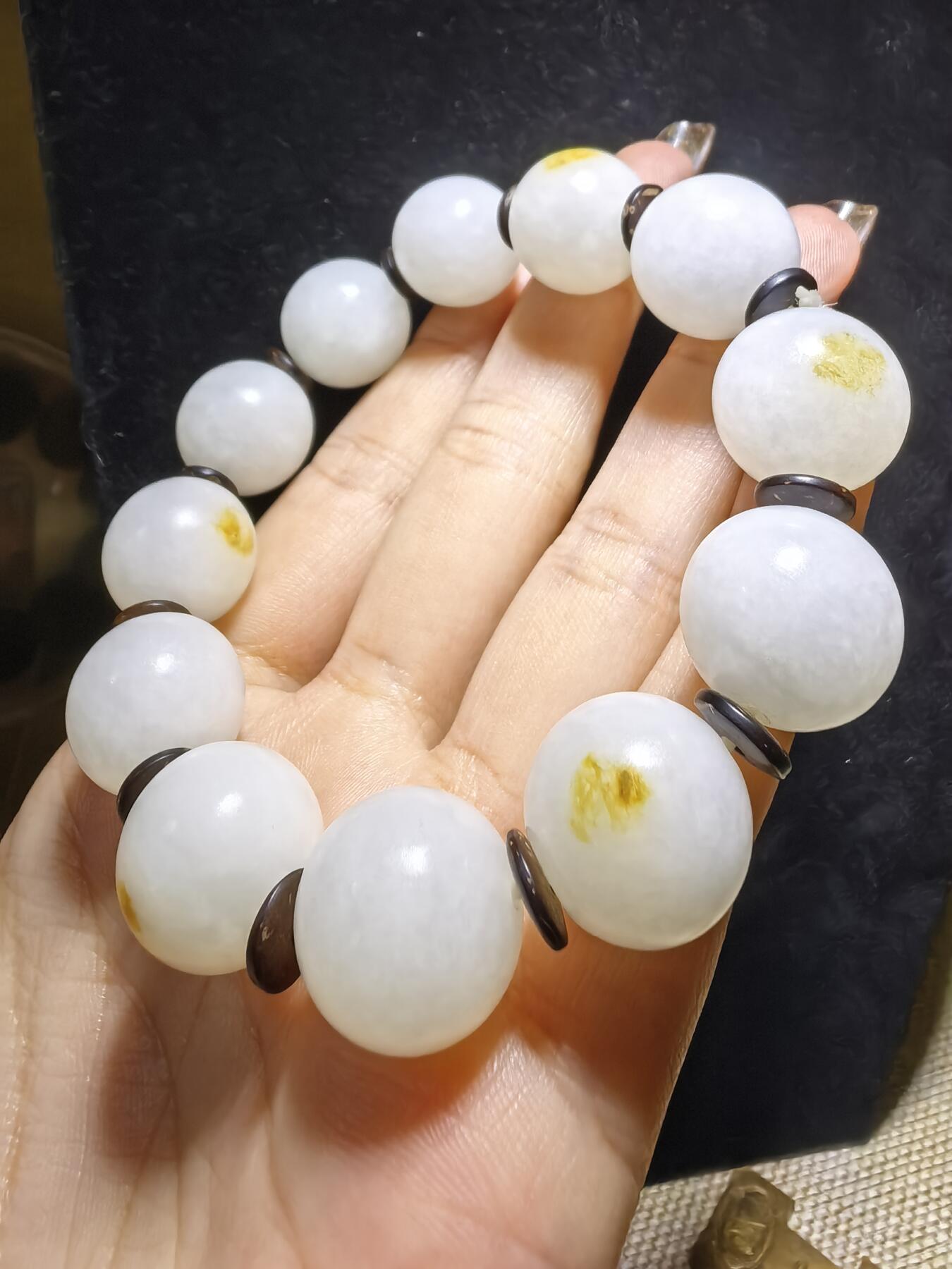 新疆和田玉脂白级男款佛珠手串，原皮原色，颗颗正圆，尺寸16mm克重:77.7一级脂白，微天然结构。自带国检证书。