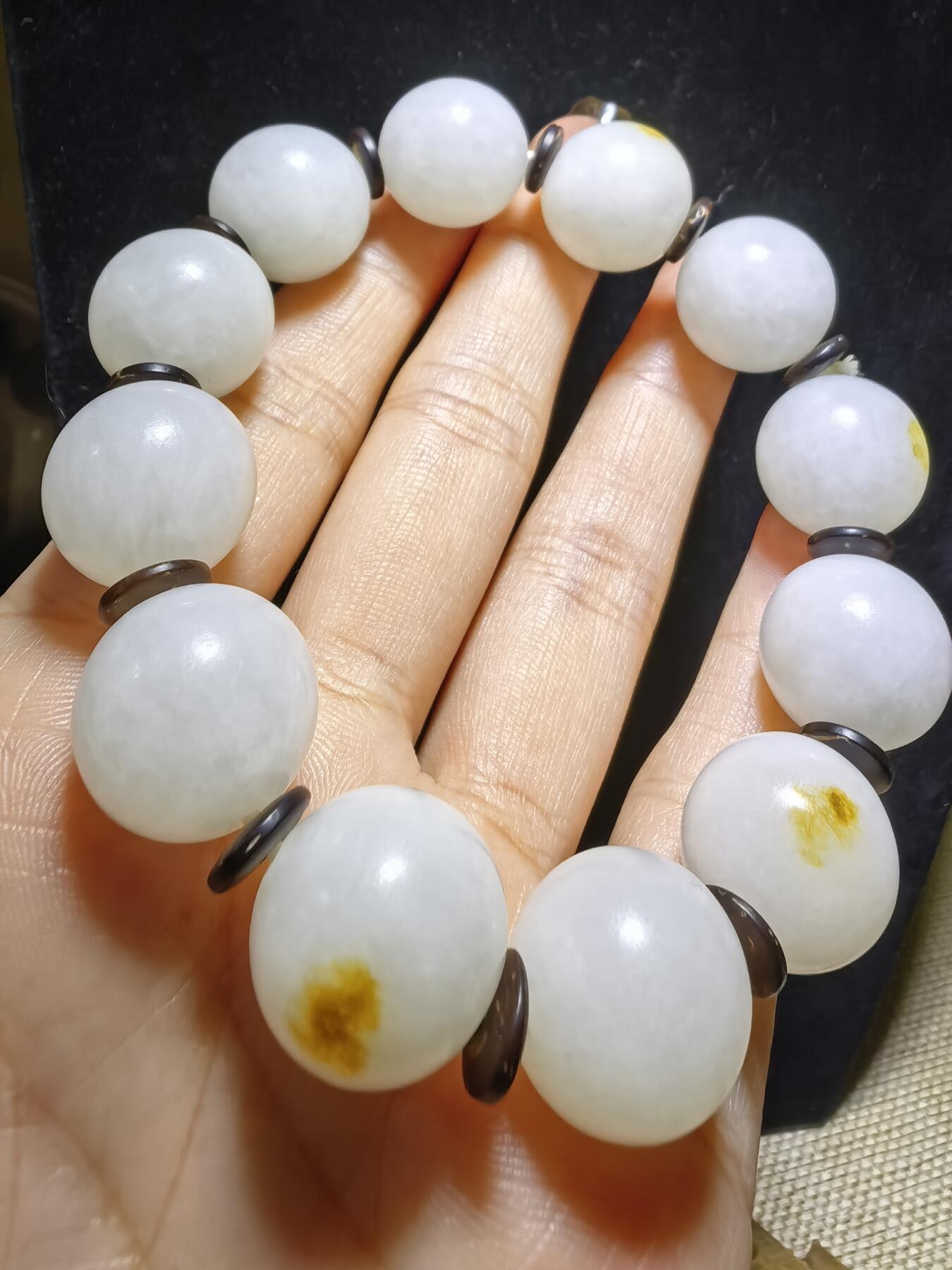 新疆和田玉脂白级男款佛珠手串，原皮原色，颗颗正圆，尺寸16mm克重:77.7一级脂白，微天然结构。自带国检证书。