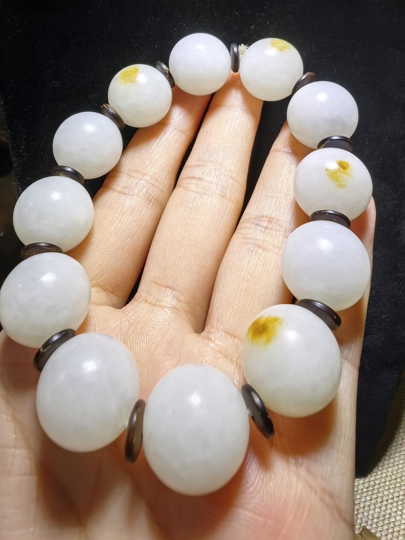 新疆和田玉脂白级男款佛珠手串，原皮原色，颗颗正圆，尺寸16mm克重:77.7一级脂白，微天然结构。自带国检证书。