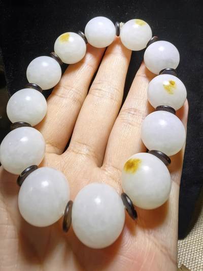 新疆和田玉脂白级男款佛珠手串，原皮原色，颗颗正圆，尺寸16mm克重:77.7一级脂白，微天然结构。自带国检证书。